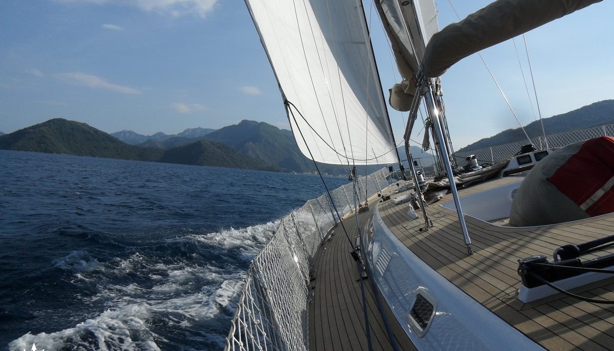 FAR II KIND yacht charter 5