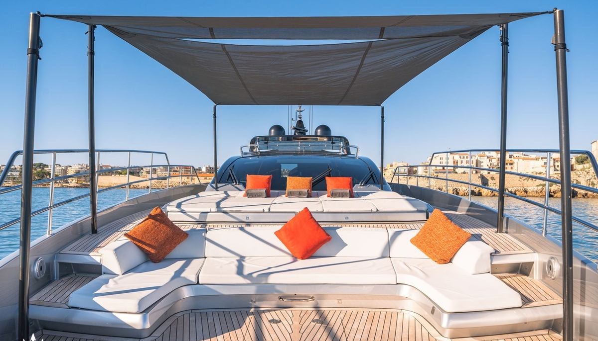 HP6 yacht charter 3