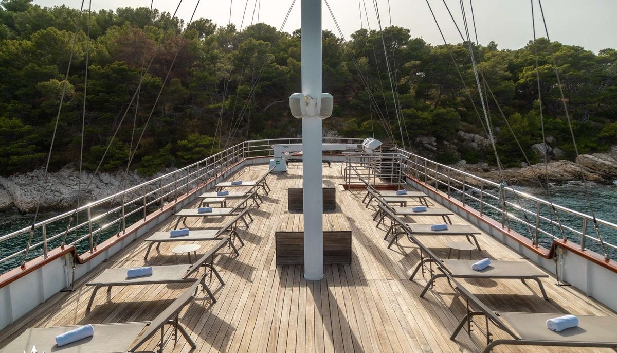 ALMISSA yacht charter 4