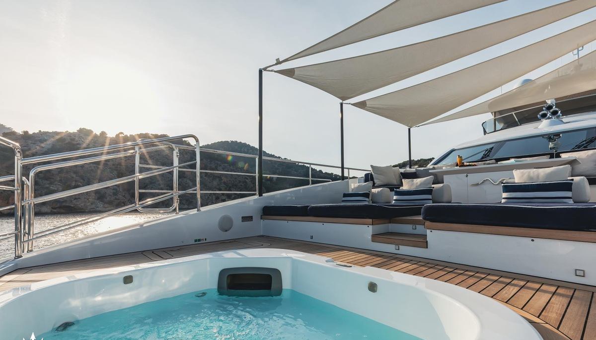 NEW WAVES yacht charter 3
