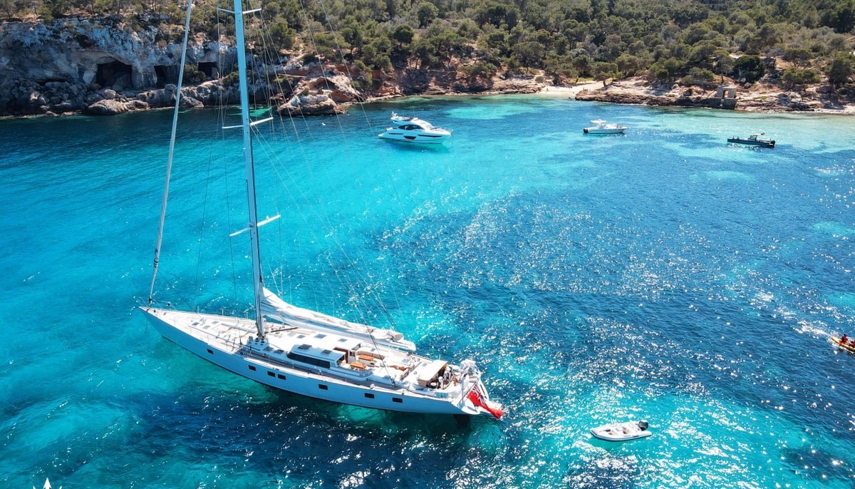 YQUEM yacht charter 2