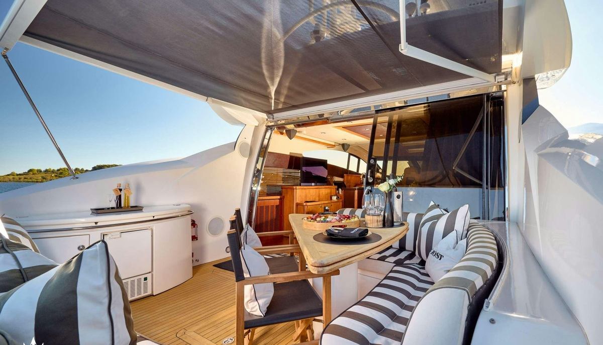 SUNSEEKER PREDATOR 72 GHOST yacht charter 5