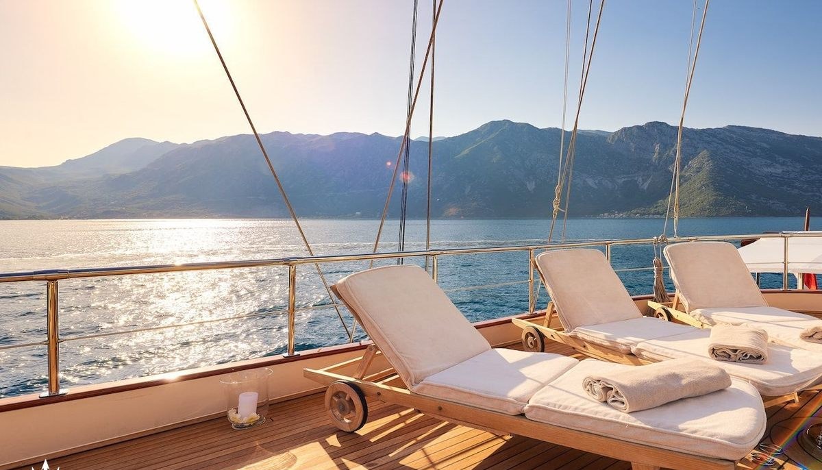 RIANA yacht charter 4