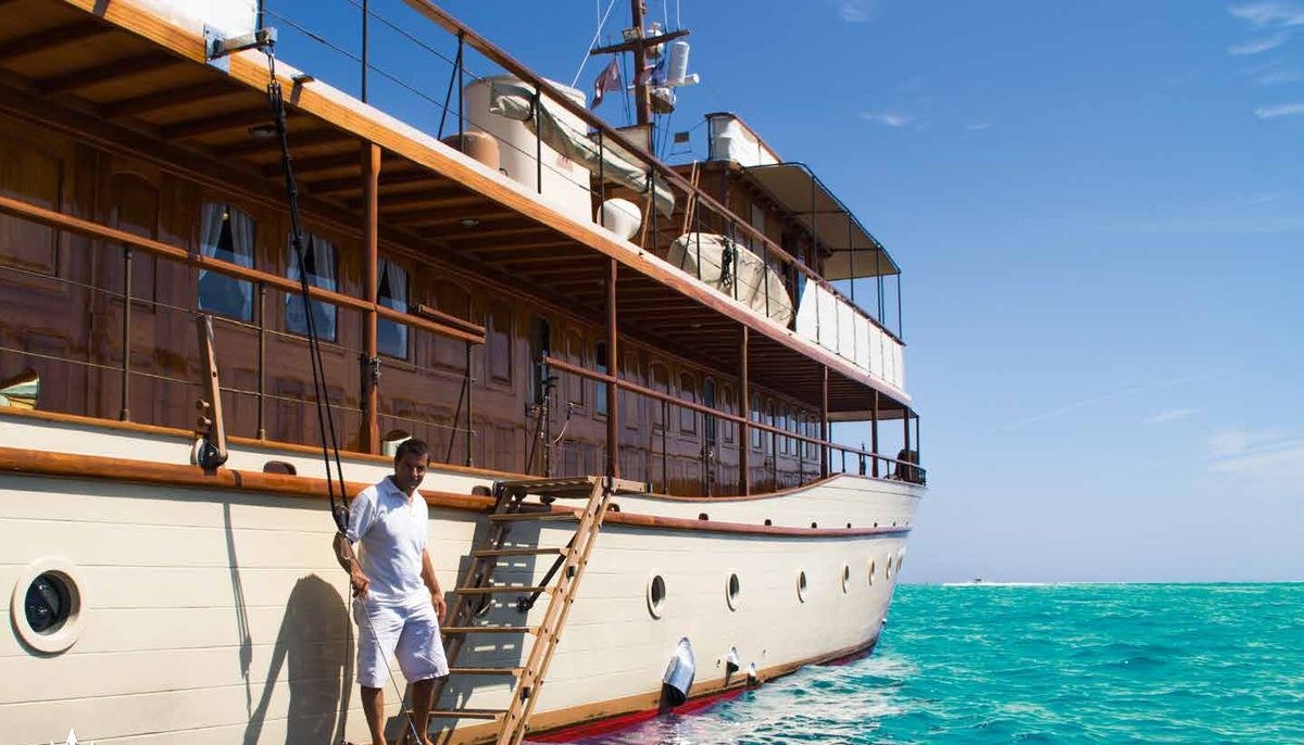 OVER THE RAINBOW OF LONDON yacht charter 4