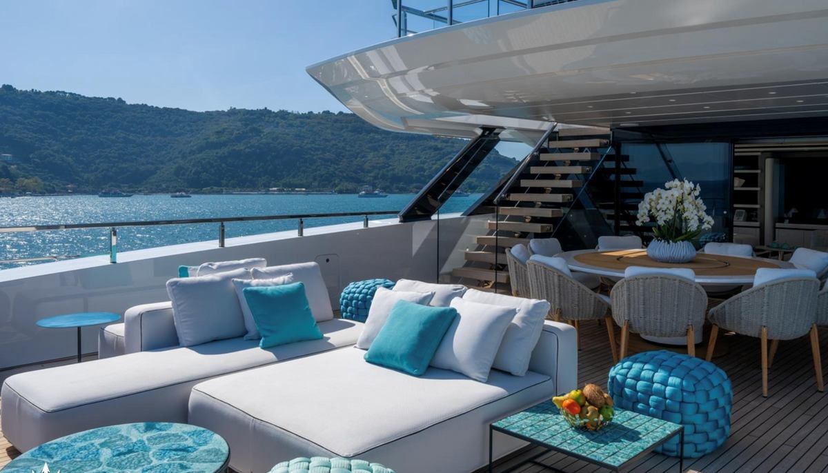 BEE yacht charter 5