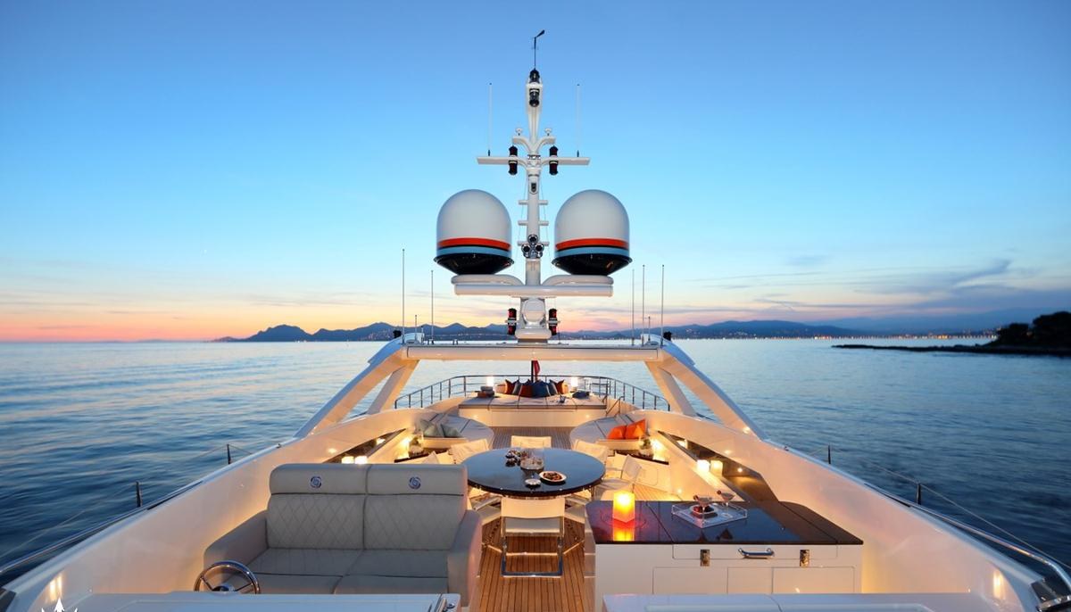 AURELIA yacht charter 4