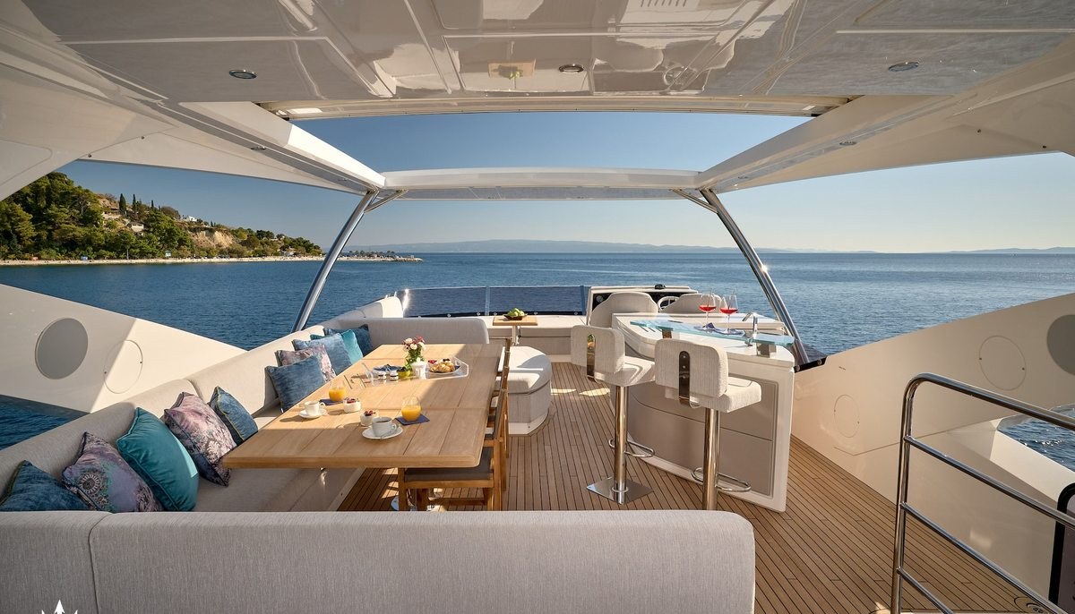 HIDEAWAY yacht charter 4