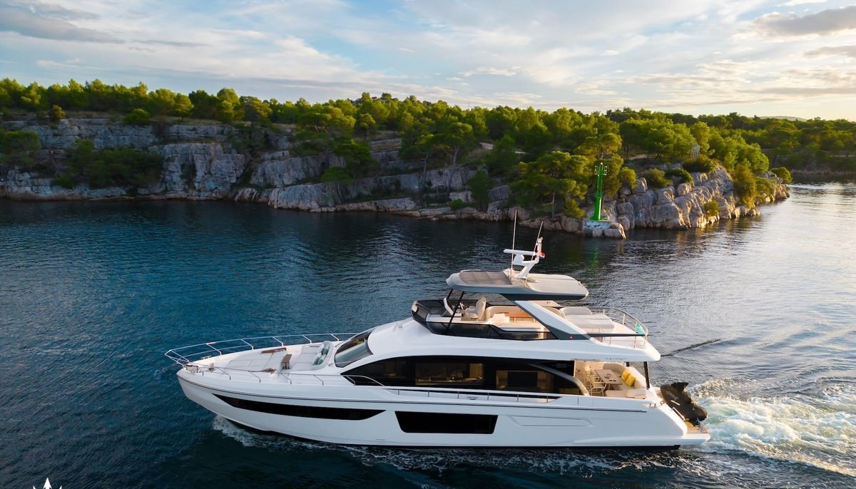 DONNA yacht charter 2