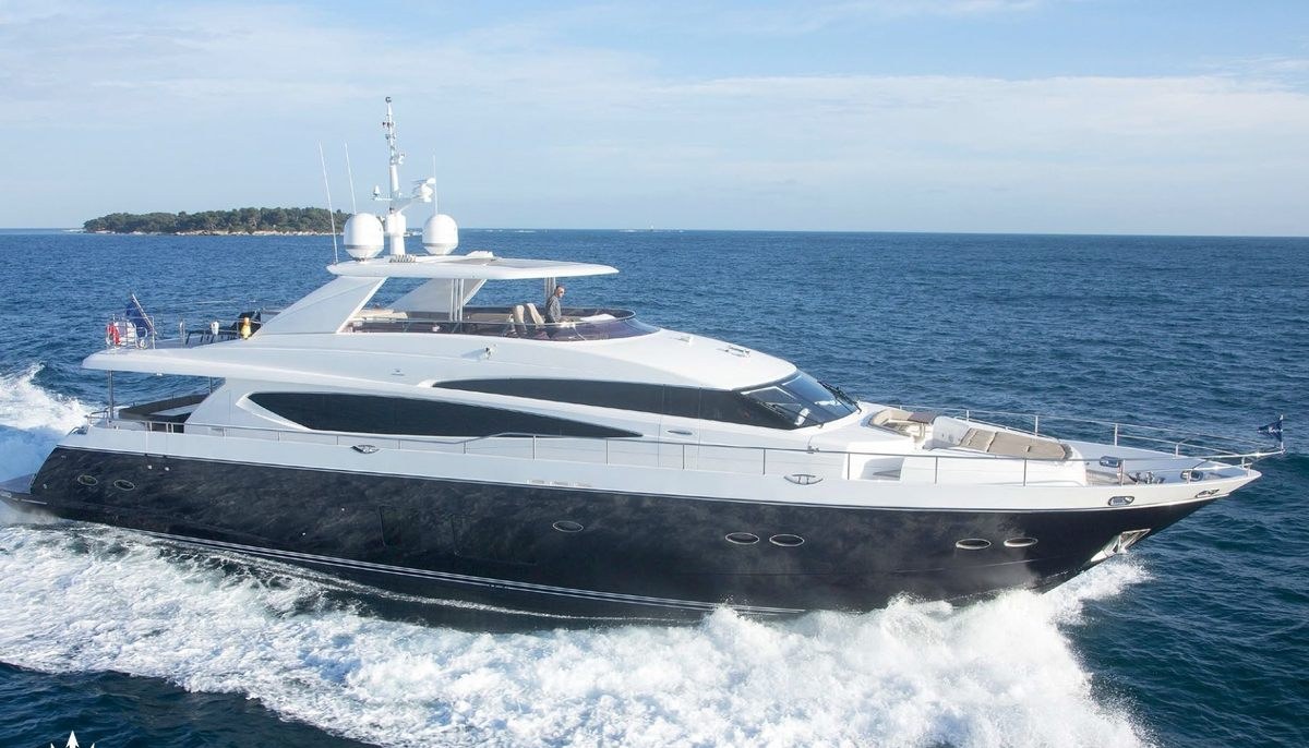 MIRA yacht charter 2