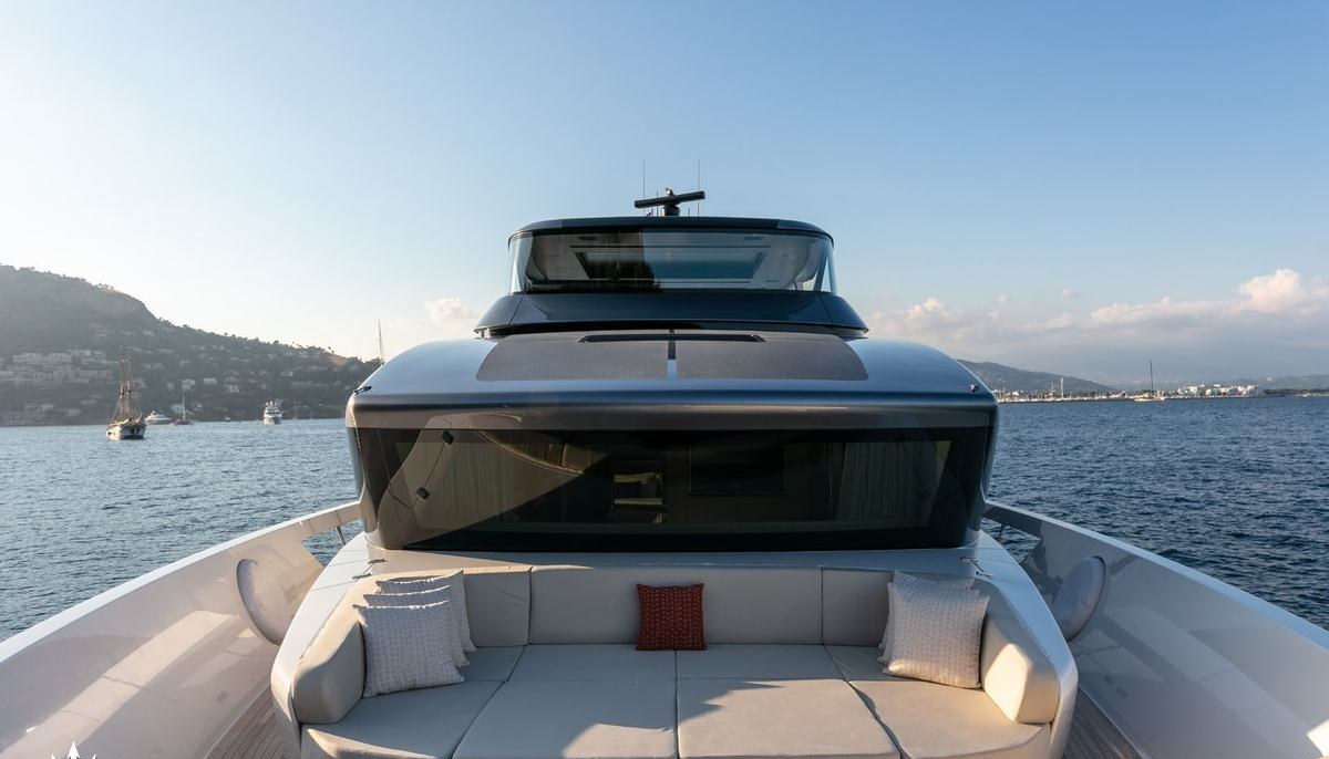 BELLE DE NUIT yacht charter 3