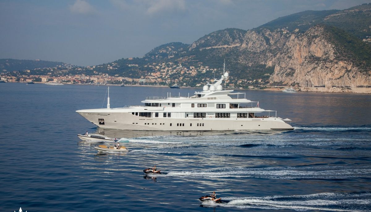 PLAN B yacht charter 2
