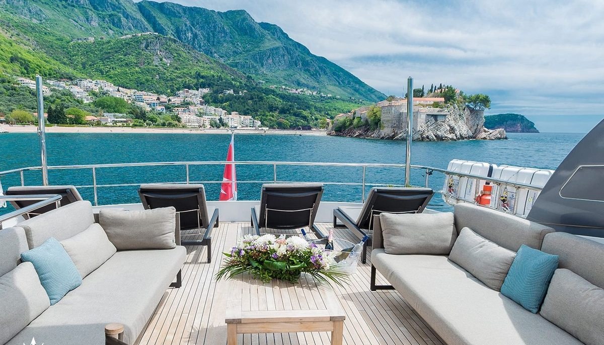 PERTULA yacht charter 4