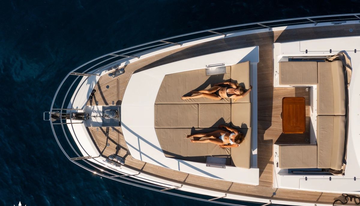 KOMODO yacht charter 4