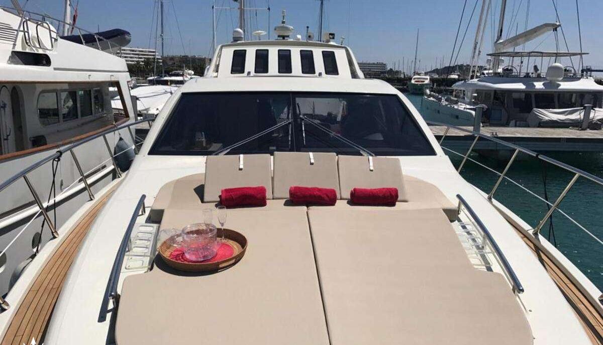 ZIPI ZAPE yacht charter 3