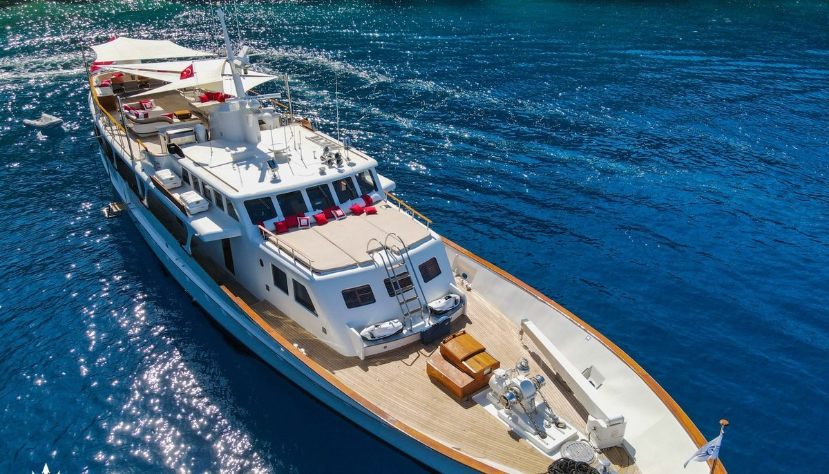 ALHAMBRA yacht charter 3