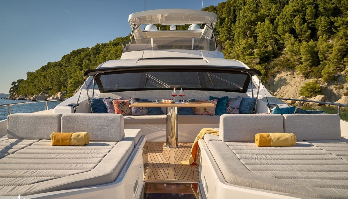 HIDEAWAY yacht charter 3
