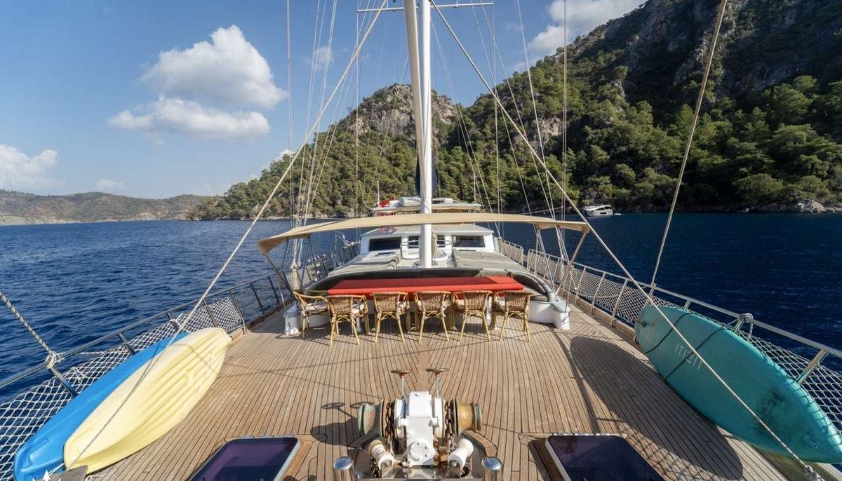 QUEEN LILA yacht charter 3