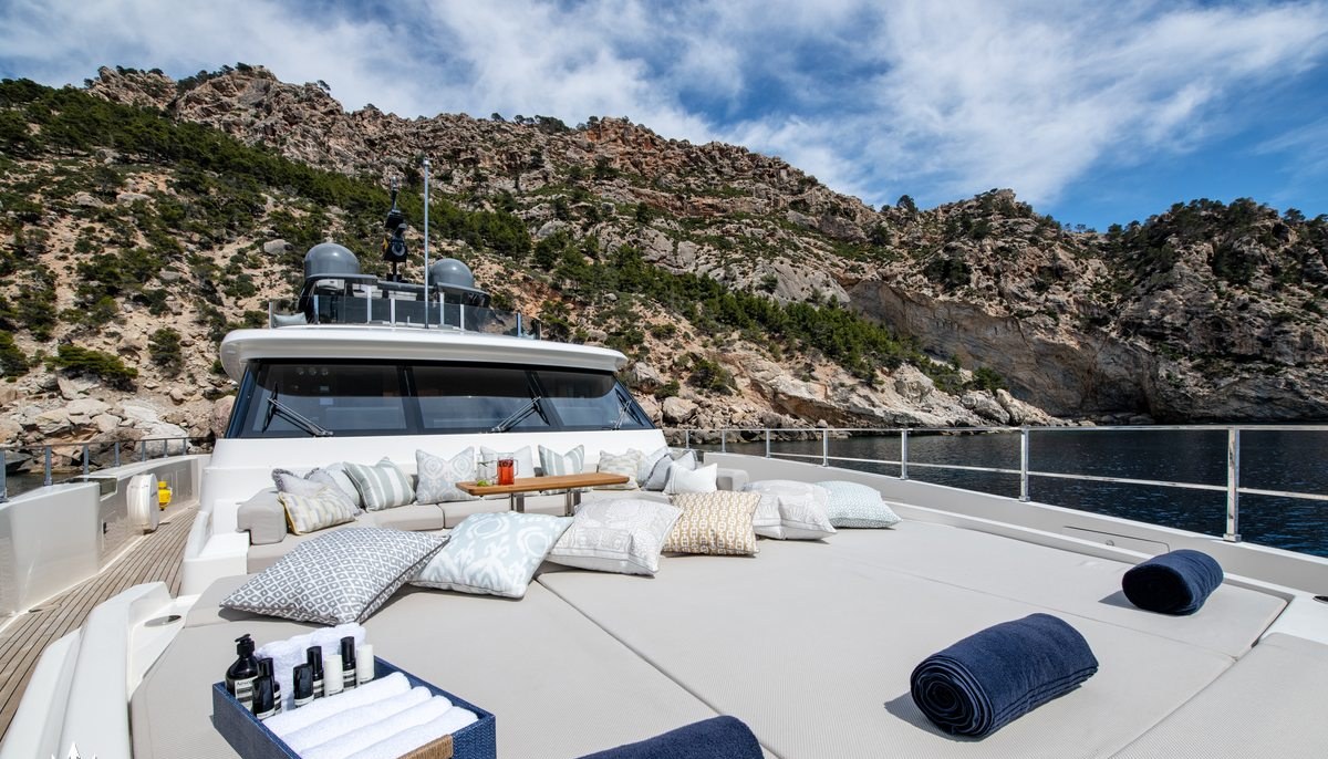 ALBERRY yacht charter 3