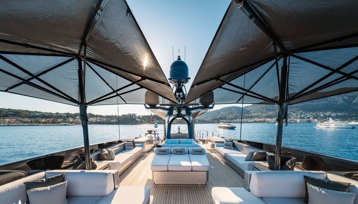 DB9 yacht charter 4