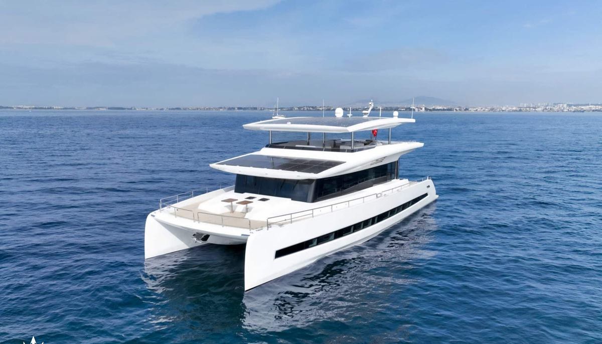 ATRAVERSIA yacht charter 2