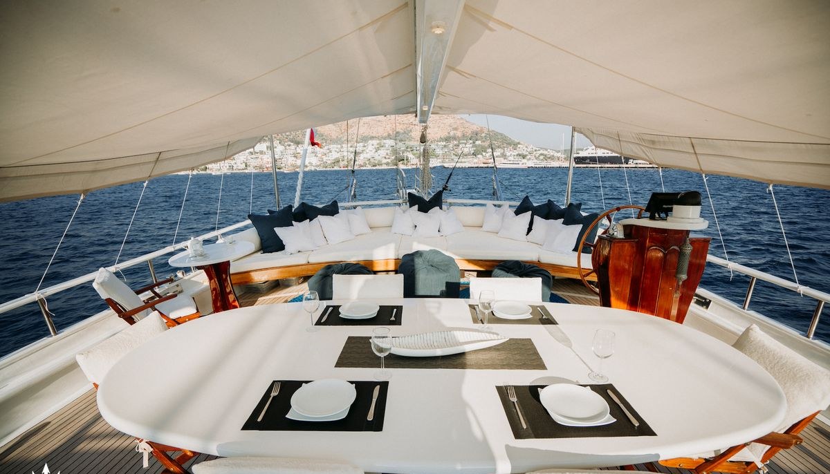 BEYAZ LALE yacht charter 5