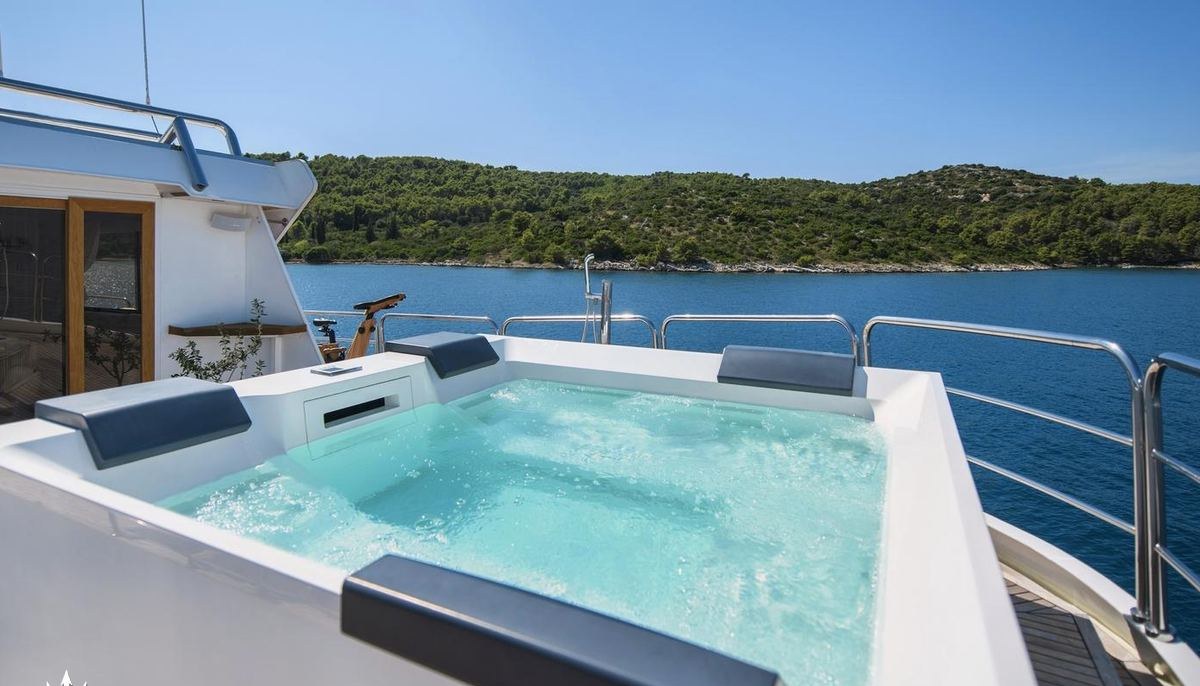 LA PERLA yacht charter 3