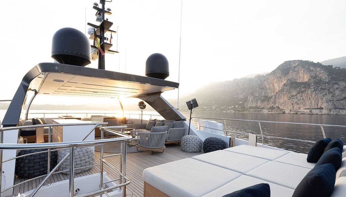 LES BRUXELLOIS yacht charter 5