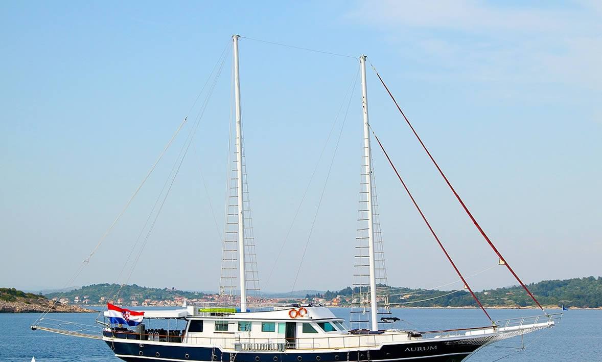 AURUM yacht charter 2
