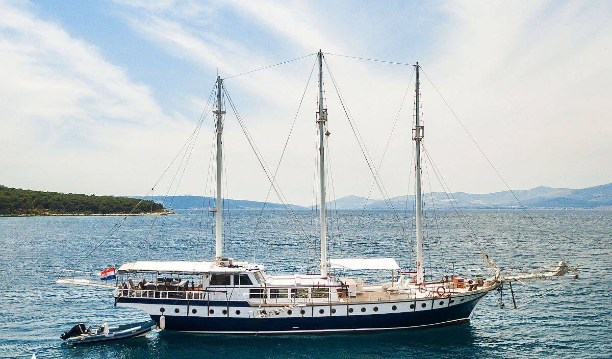 GIDEON yacht charter 2